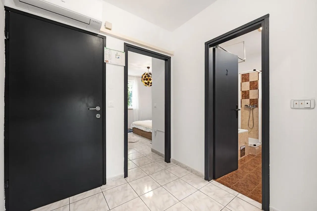 Romeo&Julia- Newly Refurbished Apartment Near Medulin Pomer 0*,  Kroatië